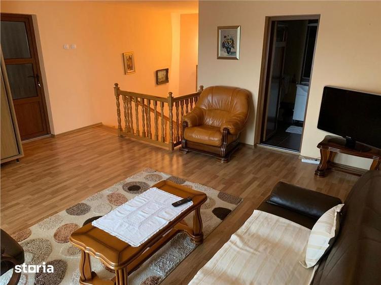 Casă cu 9 camere cu Teren 600 Mp în Gruia