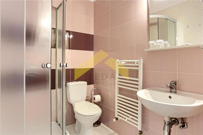 Casă individuală cu 13 camere cu Canalizare în Micălaca