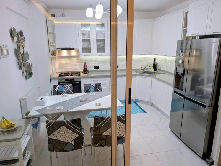 Apartament cu 4 camere decomandat, mobilat în Tractorul