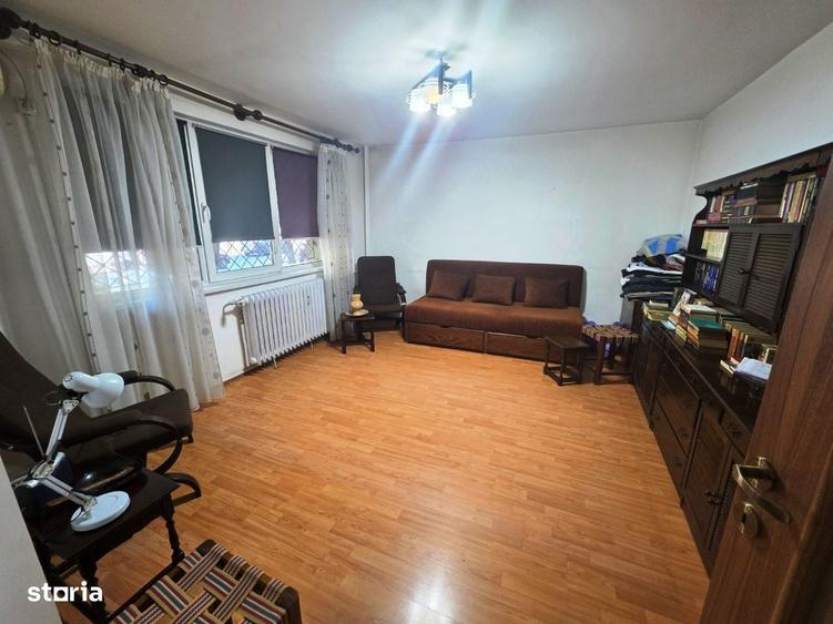 Colentina, intersectie Fundeni, bloc reabilitat, stradal, vedere fata - 1