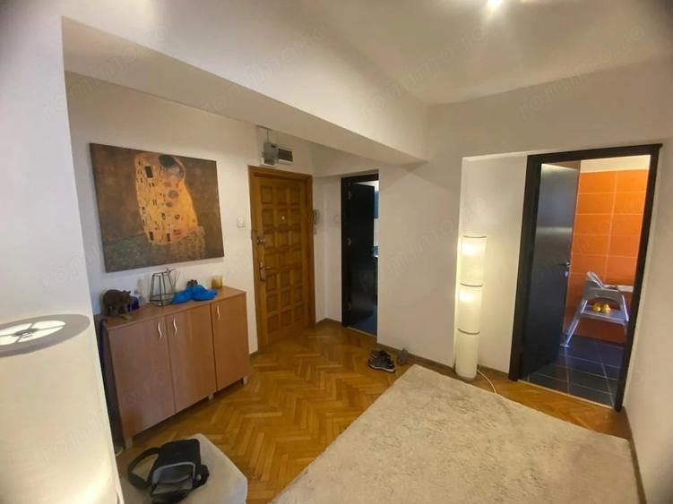 Apartament cu 3 camere semidecomandat în Calea Victoriei