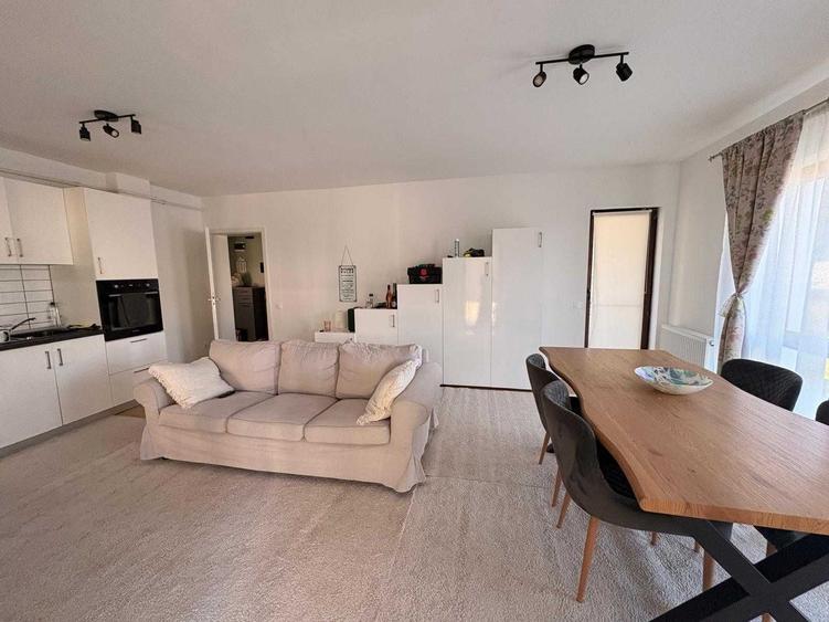 Apartament cu 3 camere decomandat în Tractorul