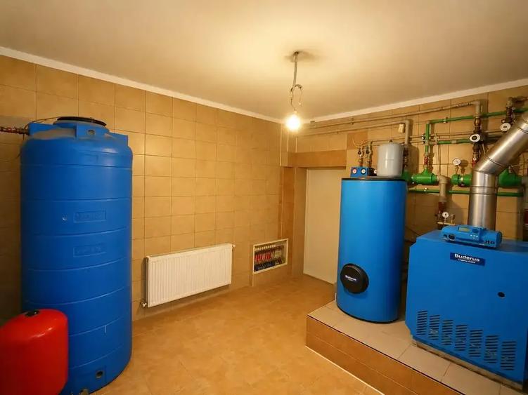 Casă individuală cu 12 camere cu Canalizare în Fundeni