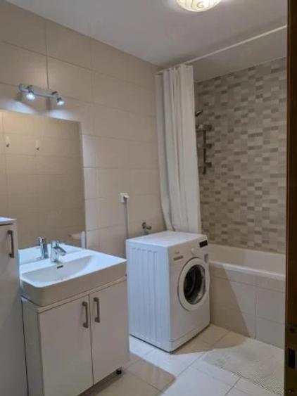 Apartament cu 3 camere decomandat, mobilat în Parcul Carol