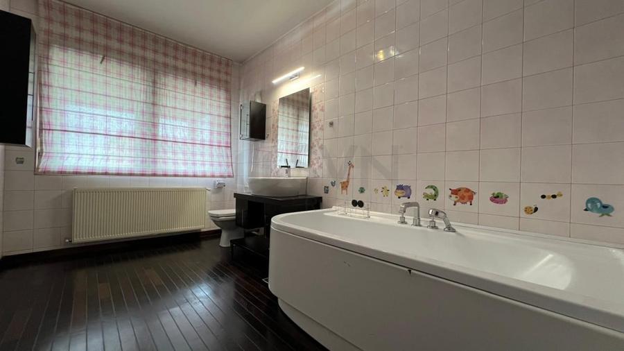 Apartament cu 6 camere decomandat în Sisești