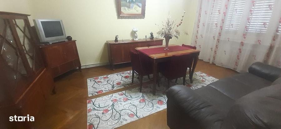 Apartament cu 4 camere decomandat în Central