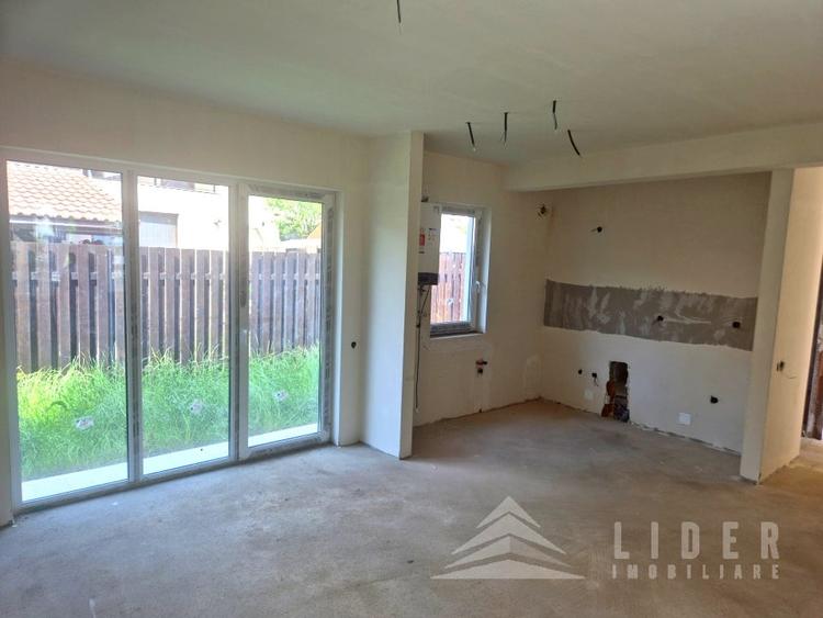 Duplex cu 4 camere cu Canalizare în Florești