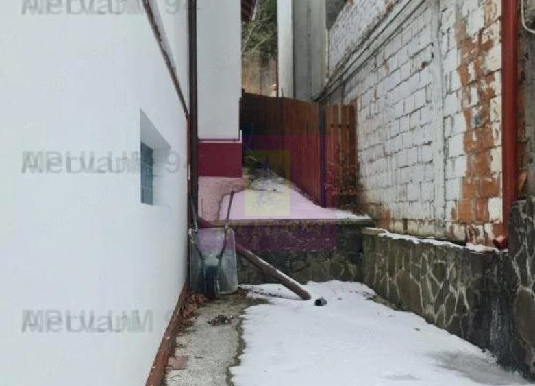 Casă cu 6 camere cu Teren 340 Mp în Cumpătu