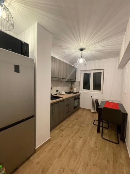 Apartament cu 4 camere decomandat în Malu Roșu