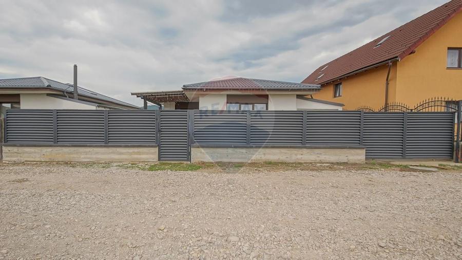 Casă individuală cu 4 camere cu Teren 486 Mp în Cristian