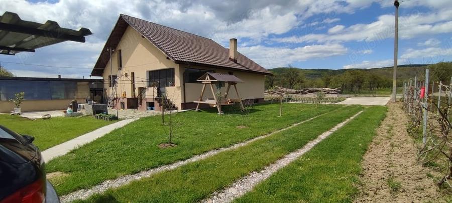 Casă cu 4 camere cu Teren 2000 Mp în Predești