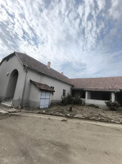 Casă cu 5 camere cu Teren 3453 Mp în Comloșu Mic