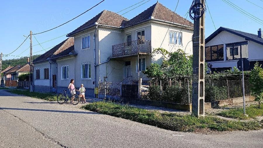 Casă cu Teren 250 Mp în Central