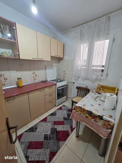 Apartament cu 3 camere decomandat în Tei