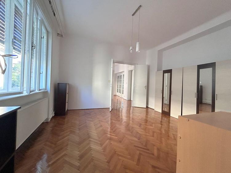 Apartament cu 3 camere decomandat, mobilat în Central