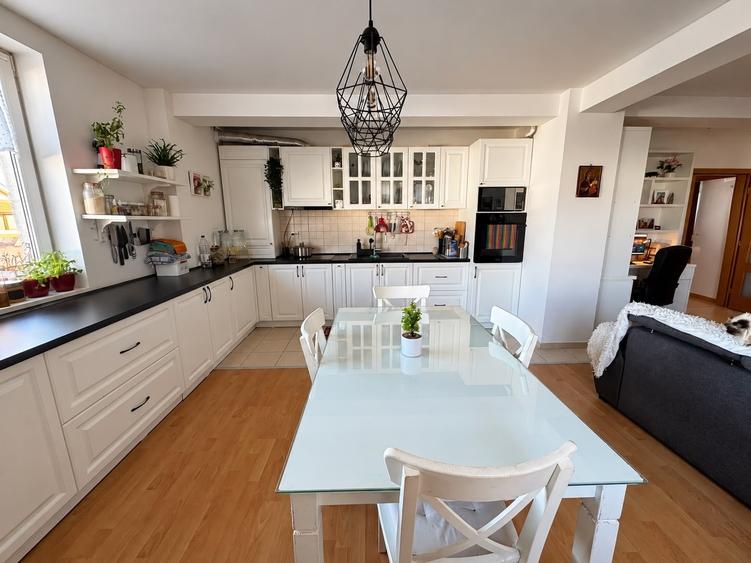 Apartament cu 3 camere decomandat, mobilat în Dumbrăvița