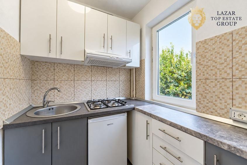 Apartament cu 3 camere semidecomandat, mobilat în Intim