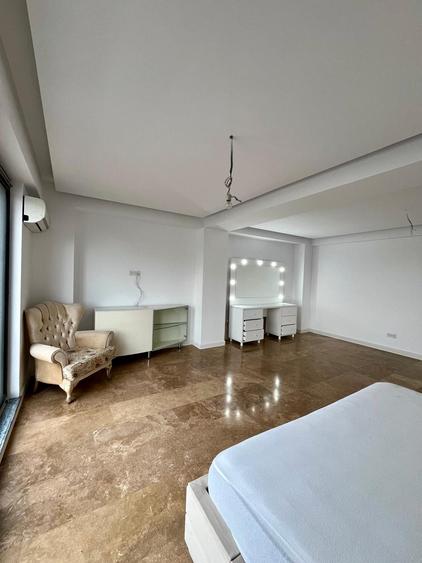 Penthouse cu 3 camere, mobilat în Palazu Mare
