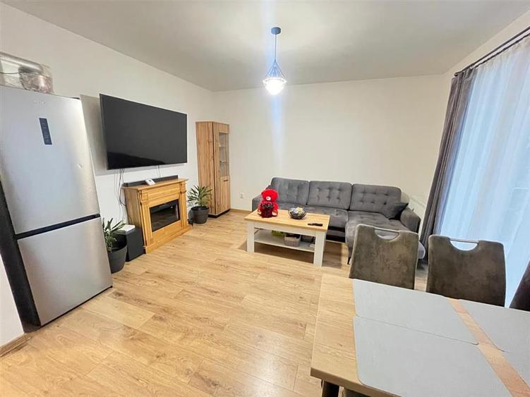 Apartament cu 3 camere semidecomandat, mobilat în Turnișor