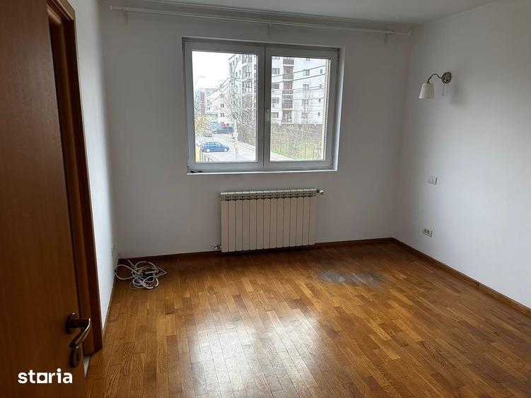 Casă cu 6 camere cu Teren 310 Mp în Apărătorii Patriei