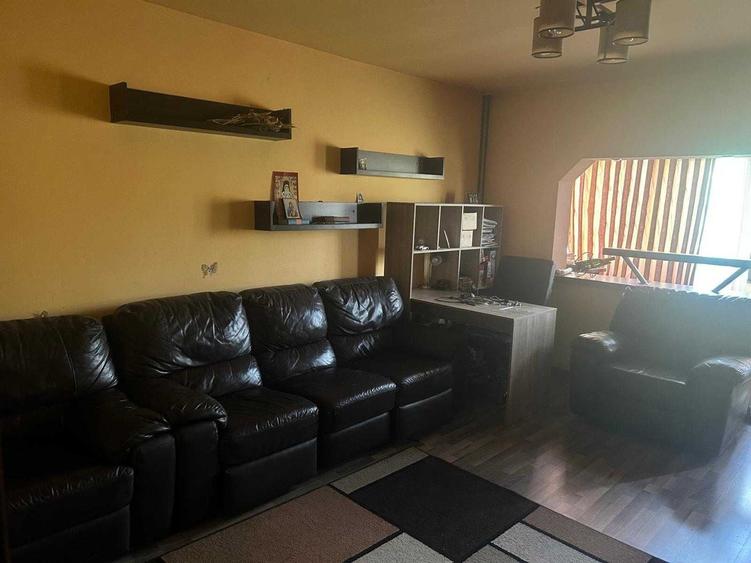 Apartament cu 3 camere semidecomandat în Mihai Bravu