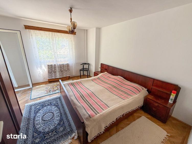 Casă cu 8 camere cu Teren 1289 Mp în Central