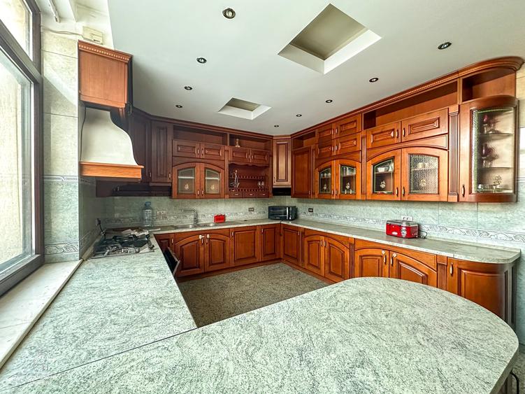 Duplex cu 11 camere cu Garaj în Central