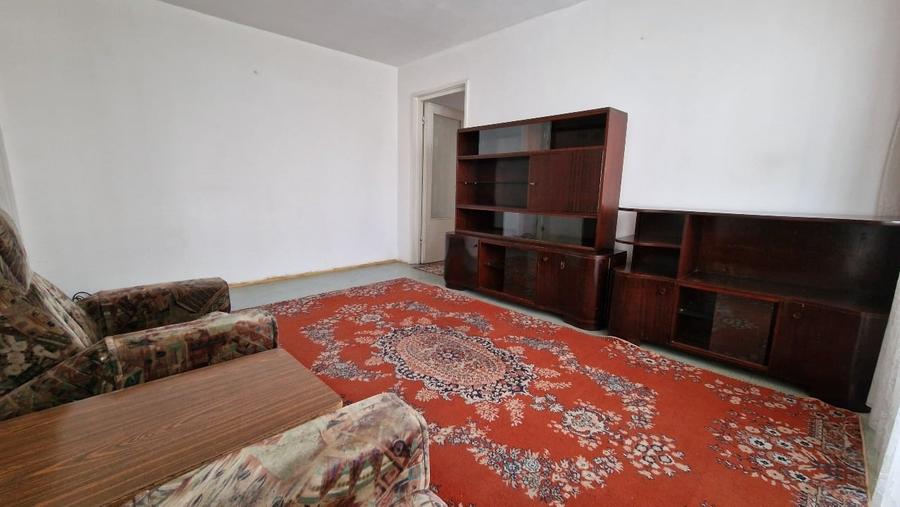 Apartament cu 4 camere semidecomandat în Craiovița Nouă