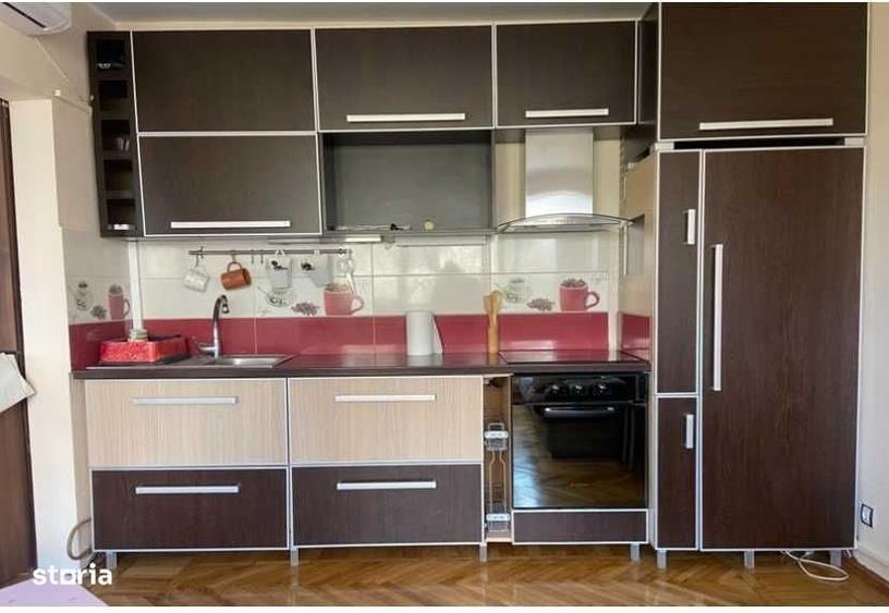Apartament cu 3 camere semidecomandat în Baba Novac