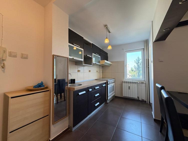 Apartament cu 3 camere semidecomandat în Titan