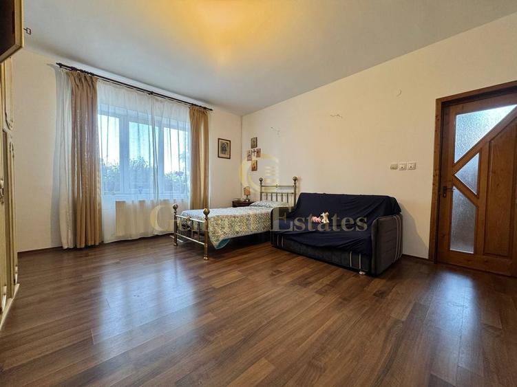 Casă individuală cu 8 camere cu Canalizare în Bucium