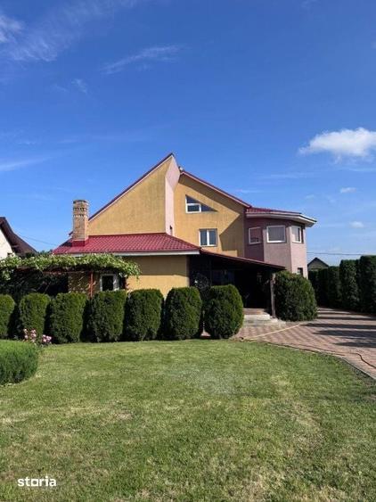 Casă cu 6 camere cu Teren 2500 Mp în Siret