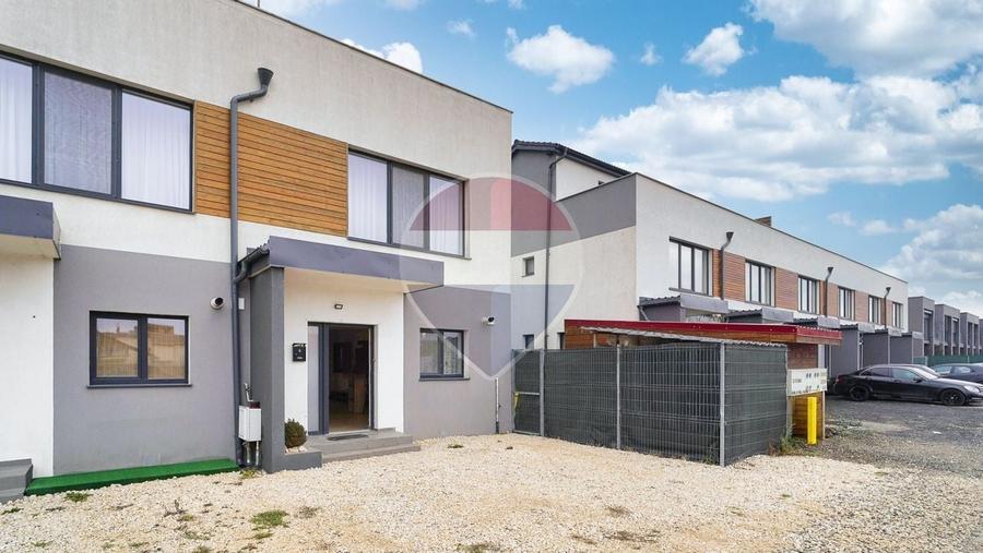Casă cu 3 camere cu Teren 100 Mp în Sânpetru