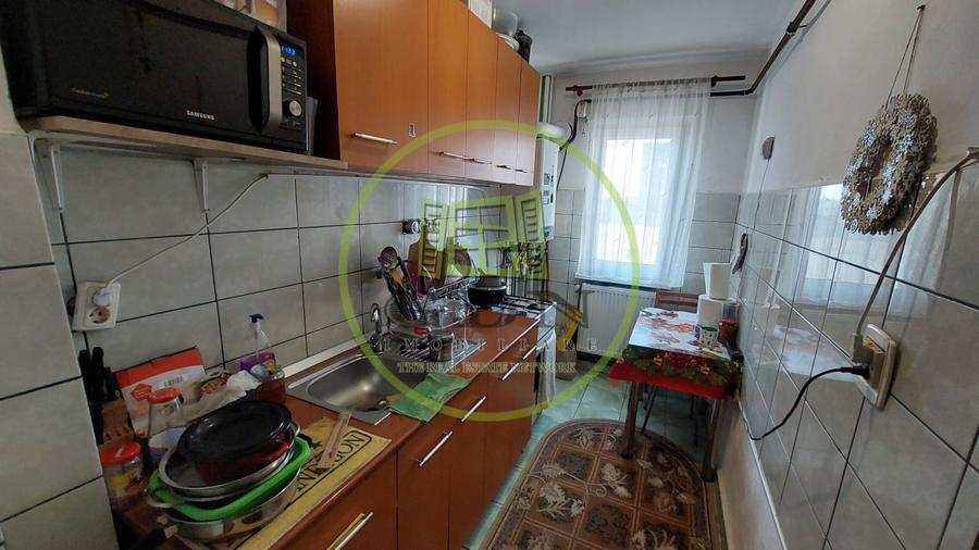 Apartament cu 3 camere semidecomandat, mobilat în Craiovița Nouă