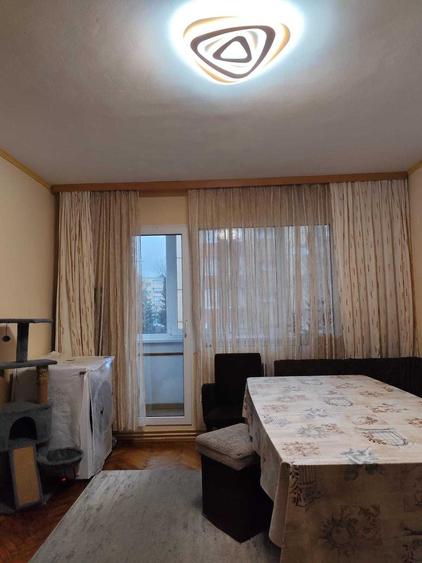 Apartament cu 3 camere semidecomandat în Drumul Carului