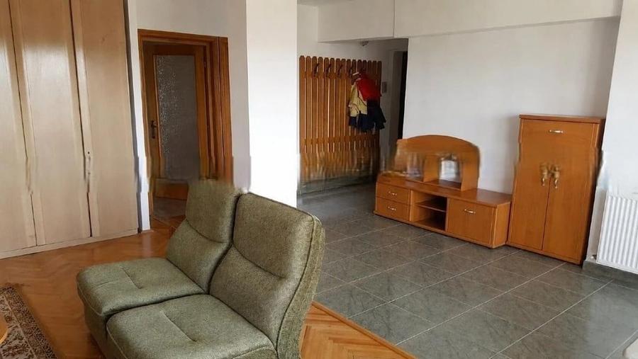 Apartament cu 3 camere decomandat în Centru Civic
