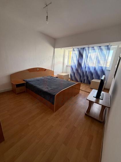 Apartament cu 4 camere decomandat, mobilat în Micro 20