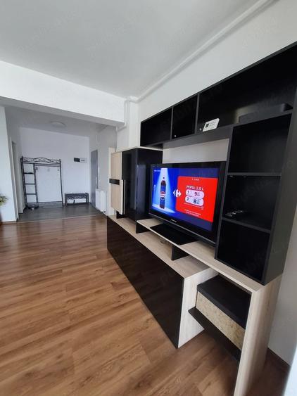 Apartament cu 3 camere decomandat în Tractorul
