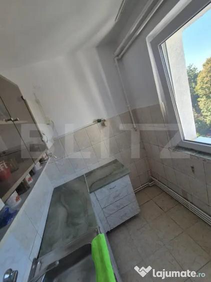 Apartament cu 3 camere semidecomandat în Dâmbu Pietros