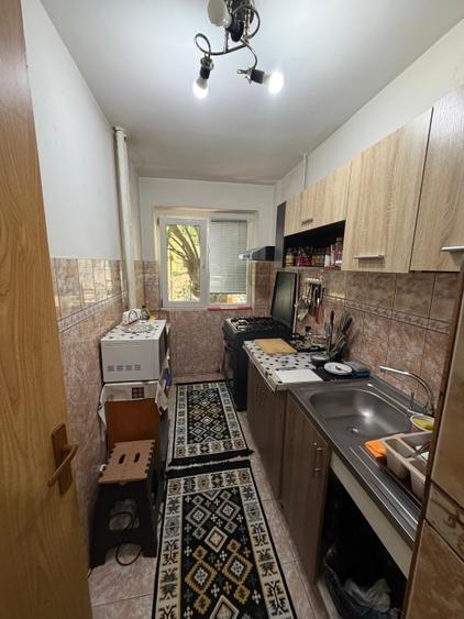 Apartament cu 3 camere semidecomandat în Brâncoveanu