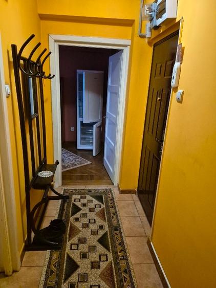 Apartament cu 3 camere semidecomandat, mobilat în Ultracentral