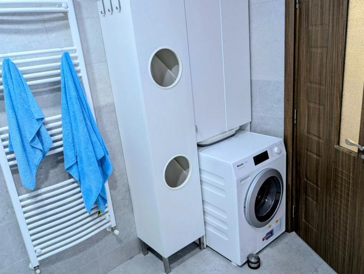 Apartament cu 4 camere decomandat, mobilat în Tractorul