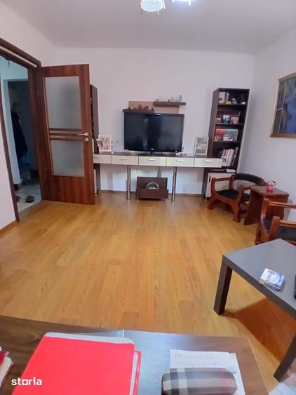 Apartament cu 4 camere decomandat în Rahova