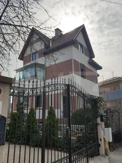 Casă individuală cu 11 camere cu Canalizare în Central