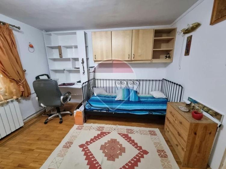 Apartament cu 3 camere semidecomandat în Gara de Est