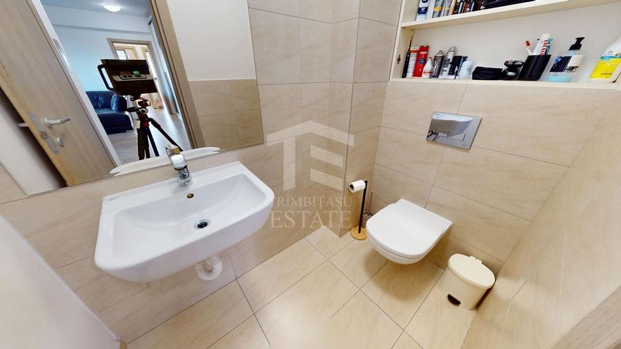 Apartament cu 4 camere semidecomandat, mobilat în Băneasa