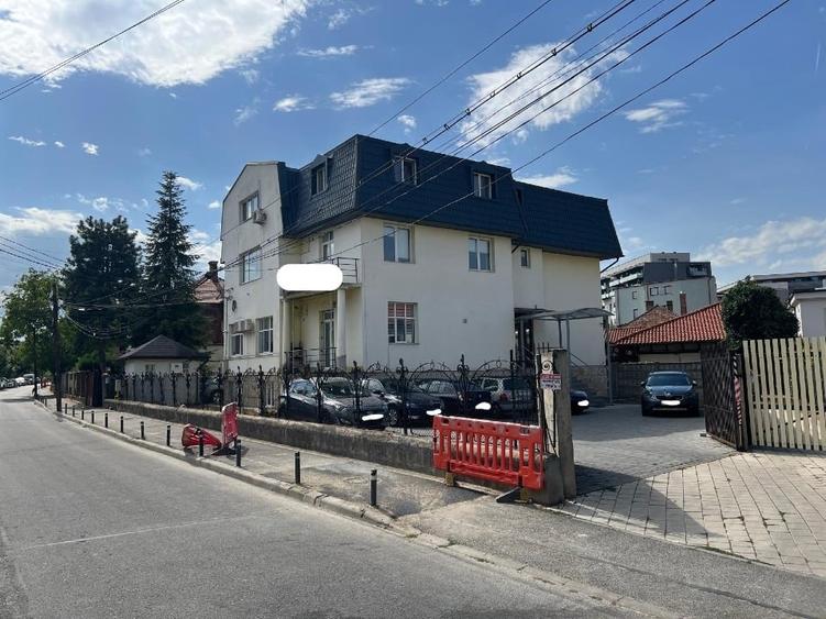Casă individuală cu 5 camere cu Canalizare în Central