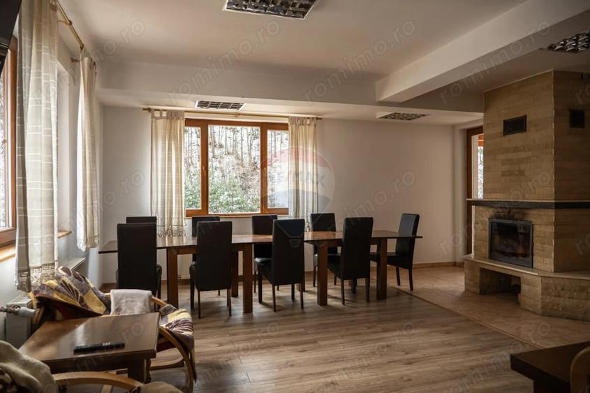 Casă cu 10 camere cu Teren 3300 Mp în Vale