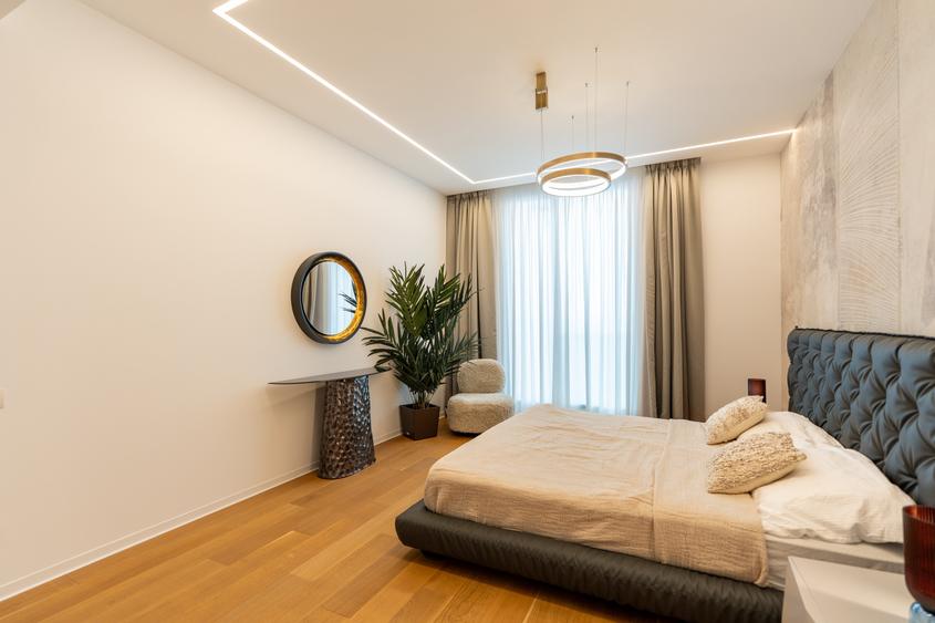 Penthouse cu 4 camere semidecomandat, mobilat în Central