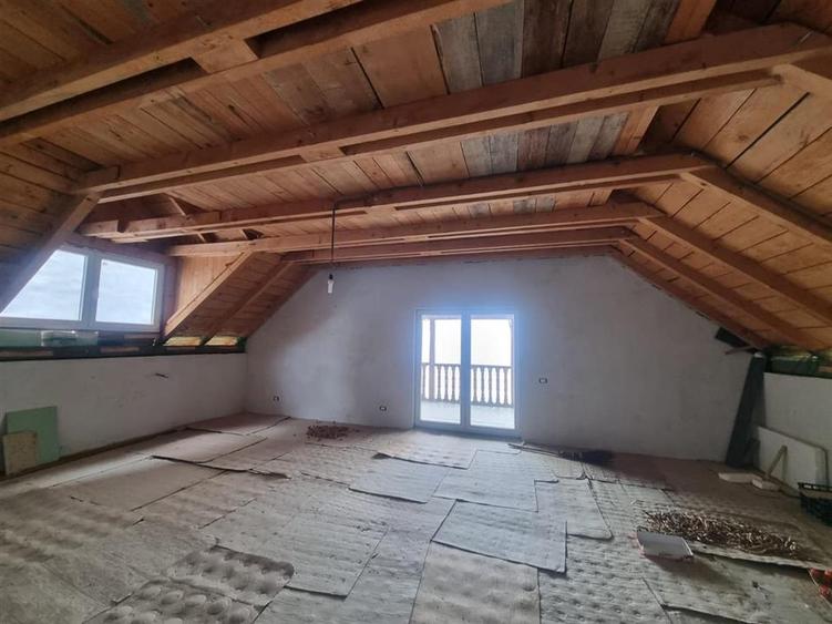 Casă individuală cu 4 camere cu Canalizare în Central
